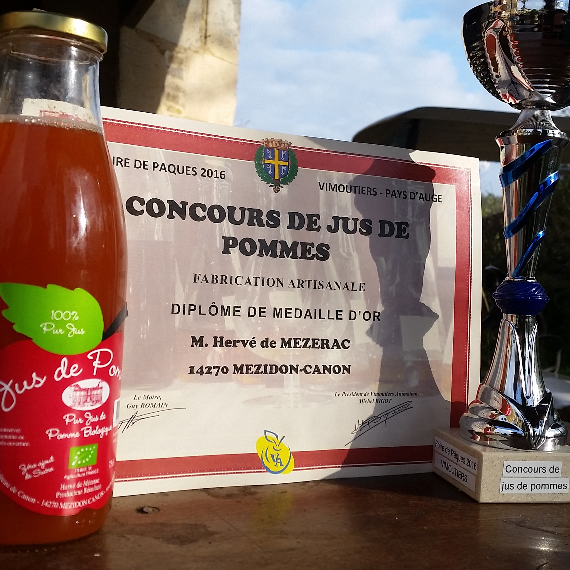 Premier prix au concours de jus de pommes grâce à notre jus 100% pur jus et bio sans sucres ajoutés, sans artifices, produit dans notre ferme à Ouézy dans la Normandie